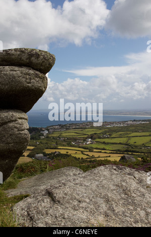 Blick nach Osten in Richtung St Ives in Cornwall und der Küste von einer erhöhten Position auf einem Granit-cairn Stockfoto