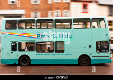 Ein Doppeldecker-Bus fährt durch die Stadt und zeigt bewusste Bewegung verwischen in Norwich, Norfolk, England, Großbritannien, Uk Stockfoto