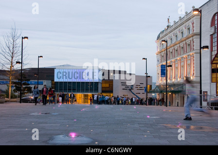 Crucible Theatre und Lyceum Theatre leuchtet in der Dämmerung, Tudor Platz Sheffield City Centre, Großbritannien Stockfoto