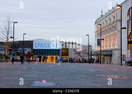 Crucible Theatre und Lyceum Theatre leuchtet in der Dämmerung, Tudor Platz Sheffield City Centre, Großbritannien Stockfoto