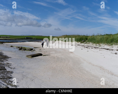 dh South Wick PAPA WESTRAY ORKNEY Touristen pärchen zu Fuß entlang Weißer Sandstrand schottland uk Walk Islands Frauen Strände Stockfoto