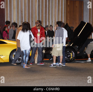 Flo Rida (C) steht neben einigen luxuriösen Autos am Set seines neuen Videos in Hollywood Los Angeles, USA - 16.06.10 KOKOPIX Stockfoto