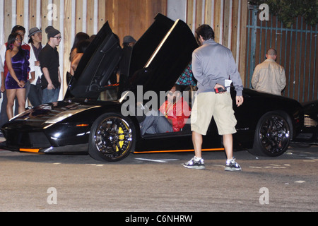 Flo Rida sitzt in einem schwarzen Lamborghini Murcielago am Set seines neuen Videos in Hollywood Los Angeles, USA - 16.06.10 KOKOPIX Stockfoto