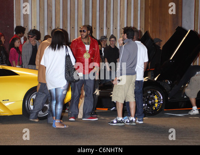 Flo Rida(C) steht neben einigen luxuriösen Autos am Set seines neuen Videos in Hollywood Los Angeles, USA - 16.06.10 KOKOPIX Stockfoto