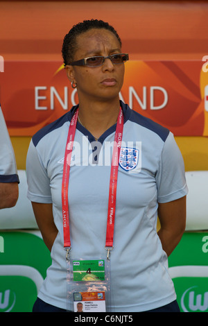 England Head Coach Hope Powell auf der Mannschaftsbank vor Beginn der FIFA-Frauen World Cup Gruppe B Spiel gegen Mexiko. Stockfoto