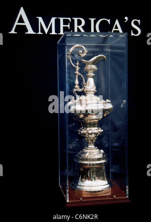 Der Americas Cup wurde die älteste aktive Trophäe im internationalen Sport seit 1851 und wird an den Gewinner des Match-Races zwischen zwei Yachten verliehen. Stockfoto