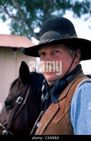 Ein Cowboy und sein Pferd begrüßen Besucher nach Rancho de Los Caballeros, eine historische Guest Ranch Resort in Wickenburg, Arizona, im Westen der USA. Stockfoto