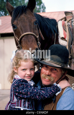 Ein Cowboy, seine Tochter und sein Pferd begrüßen Besucher nach Rancho de Los Caballeros, ein Guest Ranch Resort in Wickenburg, Arizona, im Westen der USA. Stockfoto