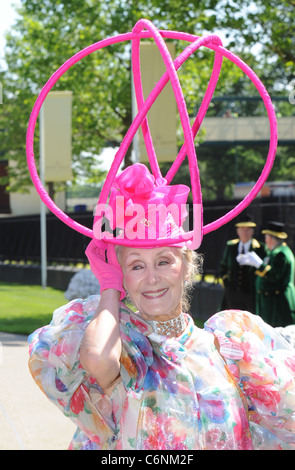 Florenz-Claridge trägt einen Hut von David Schilling während der Ladies Day in Royal Ascot - Berkshire, England - 17.06.10 Stockfoto