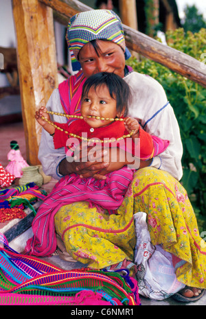 Eine schüchterne Tarahumara indische Mutter und Kind verkaufen Souvenir-Artikel an Touristen, die den Kupfer Canyon in den Sierra Madre Bergen von Nord Mexiko. Stockfoto