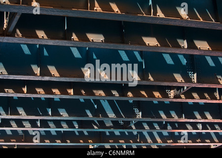 Erhöhten u-Bahn Struktur ist im New Yorker Stadtteil Brooklyn, NY, Montag, 1. August 2011 von unten abgebildet. Stockfoto
