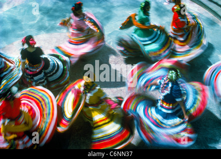 Eine Draufsicht zeigt die bunten traditionellen Kleider der wirbelnden folkloristischer Tänzern, die oft Touristen in Mexiko, Nordamerika unterhalten. Stockfoto