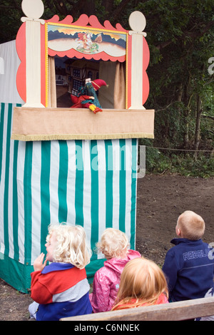 Kinder beobachten, Punch and Judy zeigen. Stockfoto