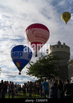 dh Bristol Balloon Fiesta CLIFTON BRISTOL Clifton Menschenmassen beobachten internationales Festival Heißluftballonfahrten in großbritannien in england Menschenmassen fliegen Ballons Stockfoto