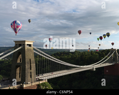 dh Balloon Fiesta Festival CLIFTON BRIDGE BRISTOL ENGLAND heiße Luft Luftballons in Himmel fliegen über Hängebrücke uk Ballonfahrten Stockfoto