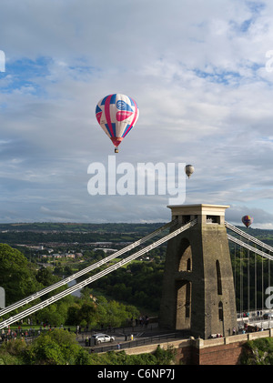 dh Balloon internationales Festival CLIFTON BRISTOL Heißluftballons fliegen Über der Hängebrücke uk Fiesta England UK Stockfoto