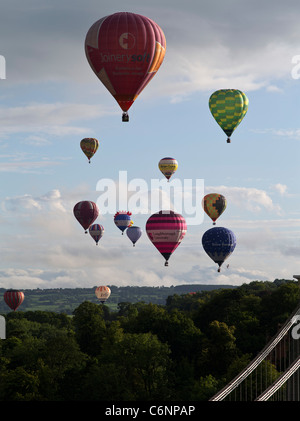 dh Bristol Balloon Fiesta CLIFTON BRISTOL Balloon Festival heiße Luft Luftballons fliegen im Himmel über Clifton Hängebrücke uk Stockfoto
