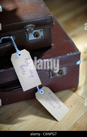 Koffer mit einem Tag, der außer Kontrolle geratenen Braut Hochzeit Flitterwochen sagt Stockfoto