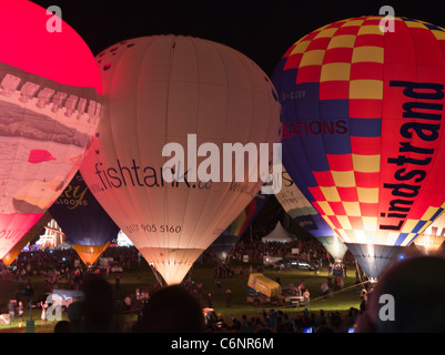 dh Bristol Balloon Festival ASHTON COURT FIESTA BRISTOL ENGLAND heiß Luftballons leuchten bei Nacht Display uk Festivals Stockfoto