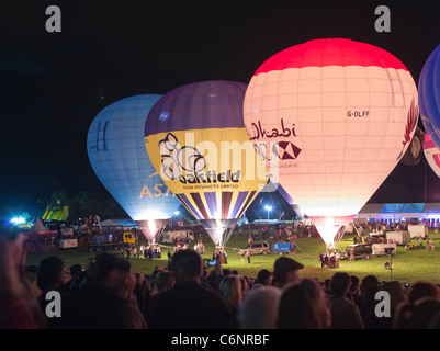 dh Bristol Balloon Festivals ASHTON COURT FIESTA BRISTOL ENGLAND heiß Luftballons leuchten bei Nacht Anzeige internationales Festival Stockfoto