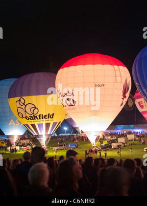 dh Bristol Balloon Festivals ASHTON COURT BRISTOL Heißluftballons Beleuchten Sie bei Nacht Anzeige internationales Festival uk Fiesta Stockfoto