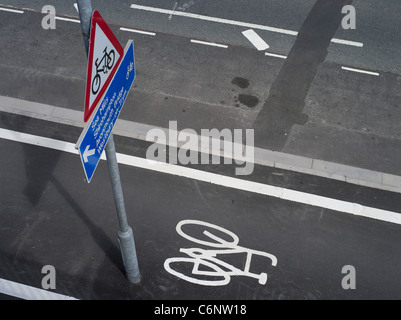 dh Fahrrad TRANSPORT Bristol Zyklus Weg Zeichen Radfahrer Pflaster Stockfoto