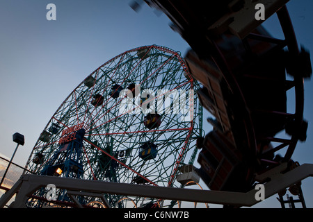 Deno es Wonder Wheel ist abgebildet in Deno Wonder Wheel Vergnügungspark auf Coney Island Stockfoto