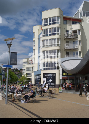 dh DOCKS BRISTOL English Cafe Menschen sitzen im Freien entspannend bristol Waterfront im Freien uk Hafenviertel Kai England Stockfoto