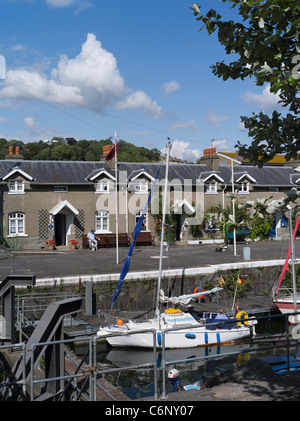 dh Old Dock Cottages HOTWELLS BRISTOL Yacht in Cumberland Basin Hotwells Altersheime Haus Hafenhäuser Stockfoto
