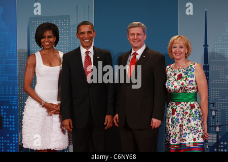 Der kanadische Premierminister Stephen Harper (zweiter von rechts) und seine Frau, Laureen (ganz rechts), willkommen US-Präsident Barack Obama Stockfoto