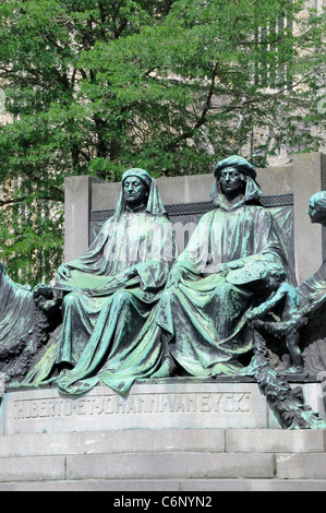 Ghent / Gent, Belgien. Denkmal für die Brüder Hubert und Johann Van Eyck in Gerhaard de Duivel Straat (Straße) Stockfoto