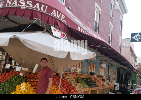 Einem polnischen Geschäft ist im Stadtteil Greenpoint New Yorker Stadtteil Brooklyn, NY, Montag, 1. August 2011 abgebildet. Stockfoto