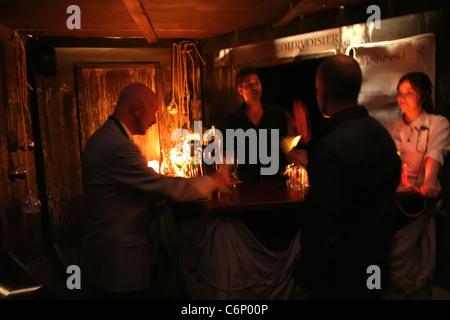 Atmosphäre der Geschichte von Alleinfutter hosted by Bompas und Parr und Courvoisier in Belgravia London, England - 16.07.10: Stockfoto