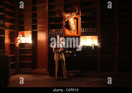 Atmosphäre der Geschichte von Alleinfutter hosted by Bompas und Parr und Courvoisier in Belgravia London, England - 16.07.10: Stockfoto