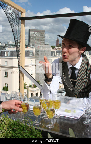 Atmosphäre der Geschichte von Alleinfutter hosted by Bompas und Parr und Courvoisier in Belgravia London, England - 16.07.10: Stockfoto