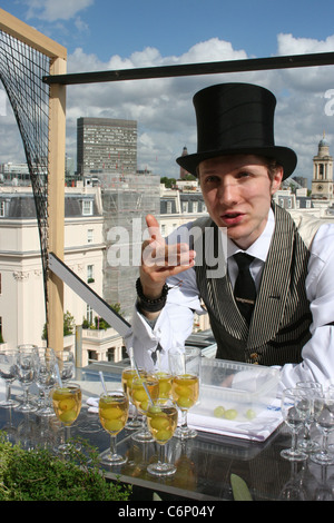 Atmosphäre der Geschichte von Alleinfutter hosted by Bompas und Parr und Courvoisier in Belgravia London, England - 16.07.10: Stockfoto