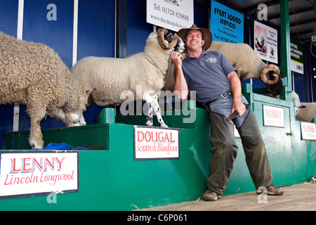 Stuart Barnes (im Bild) führt seine Schafe-Show auf der Bucks County Show 2011 Stockfoto