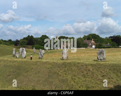 dh Stone Circle AVEBURY WILTSHIRE Tourist Wandern rund um megalithische Stehen Steine Kreis neolithische Henge uk Person am Denkmal alten großbritannien