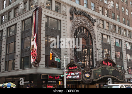 Hard Rock Cafe-Restaurant ist am Times Square in New Yorker Stadtteil Manhattan, NY, Dienstag, 2. August 2011 abgebildet. Stockfoto