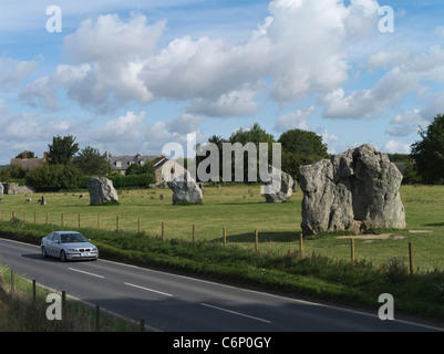 dh Neolithische stehende Steine AVEBURY STEINKREIS WILTSHIRE ENGLAND Road Driving Car UK alten Großbritannien unesco-Weltkulturerbe Bronze Alter Hage