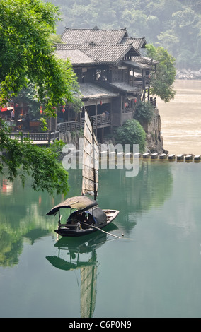 einsamer chinesischen Fischerboot auf einem smaragdgrünen See Stockfoto