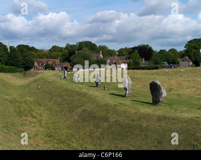 dh Avebury Stone Circle AVEBURY WILTSHIRE Earthworks Graben henge stehend Steine Kreis an Dorfhäusern neolithische Denkmal vor Ort uk