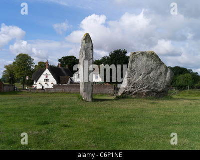 dh Stone Circle AVEBURY WILTSHIRE Neolithische stehende Steine und Dorf öffentlichen Haus Bronzezeit Großbritannien Red Lion Inn uk england Website Stockfoto