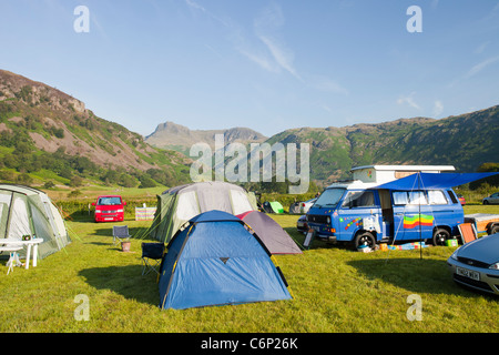 Wohnmobil auf einem Campingplatz auf der Basis Brown Farm im Langdale Tal, mit Blick auf die Langdale Pikes, Lake District, Großbritannien. Stockfoto