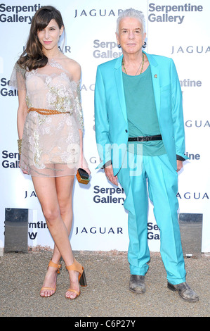 Caroline Sieber und Nicky Haslam, Sommerfest der Serpentine Gallery in Kensington Gardens - London, England eingetroffen - 08.07.10 Stockfoto