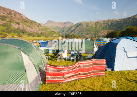 Wohnmobil auf einem Campingplatz auf der Basis Brown Farm im Langdale Tal, mit Blick auf die Langdale Pikes, Lake District, Großbritannien. Stockfoto