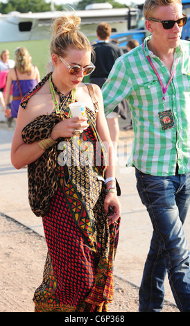 Billie Piper und Ehemann Laurence Fox 2010 Glastonbury Music Festival in würdiger Bauernhof in Pilton - Tag 3 Somerset stattfand, Stockfoto