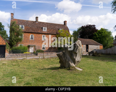 dh Avebury Stone Circle AVEBURY WILTSHIRE einzelnes prähistorisches, neolithisches Zeitalter stehendes Steindorf Haus großbritannien Stockfoto