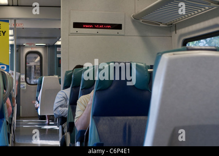 Pendler fahren die Long Island Railroad Dienstag, 2. August 2011. Stockfoto