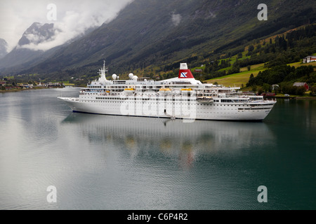 Das Kreuzfahrtschiff vor Anker Boudicca im Fjord in Olden, Stryn, Norwegen. Stockfoto